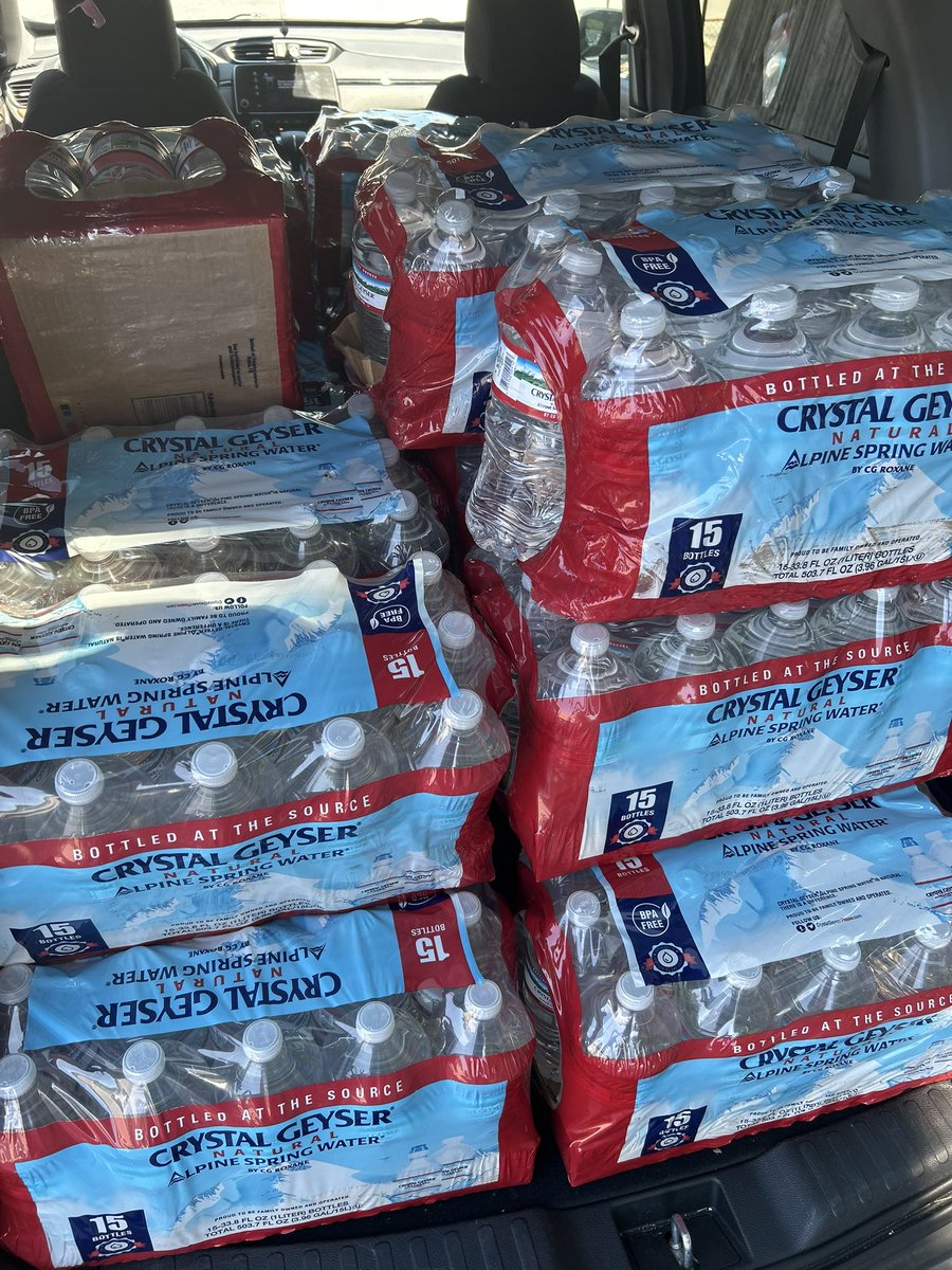 JacksonRdCSL's tweet photo. A big 💧 hydrated 💧 thanks to @sowhatelsehelps for the water donation! @velasquez_mcps @JacksonRoadAP https://t.co/MNJo3s6c7i