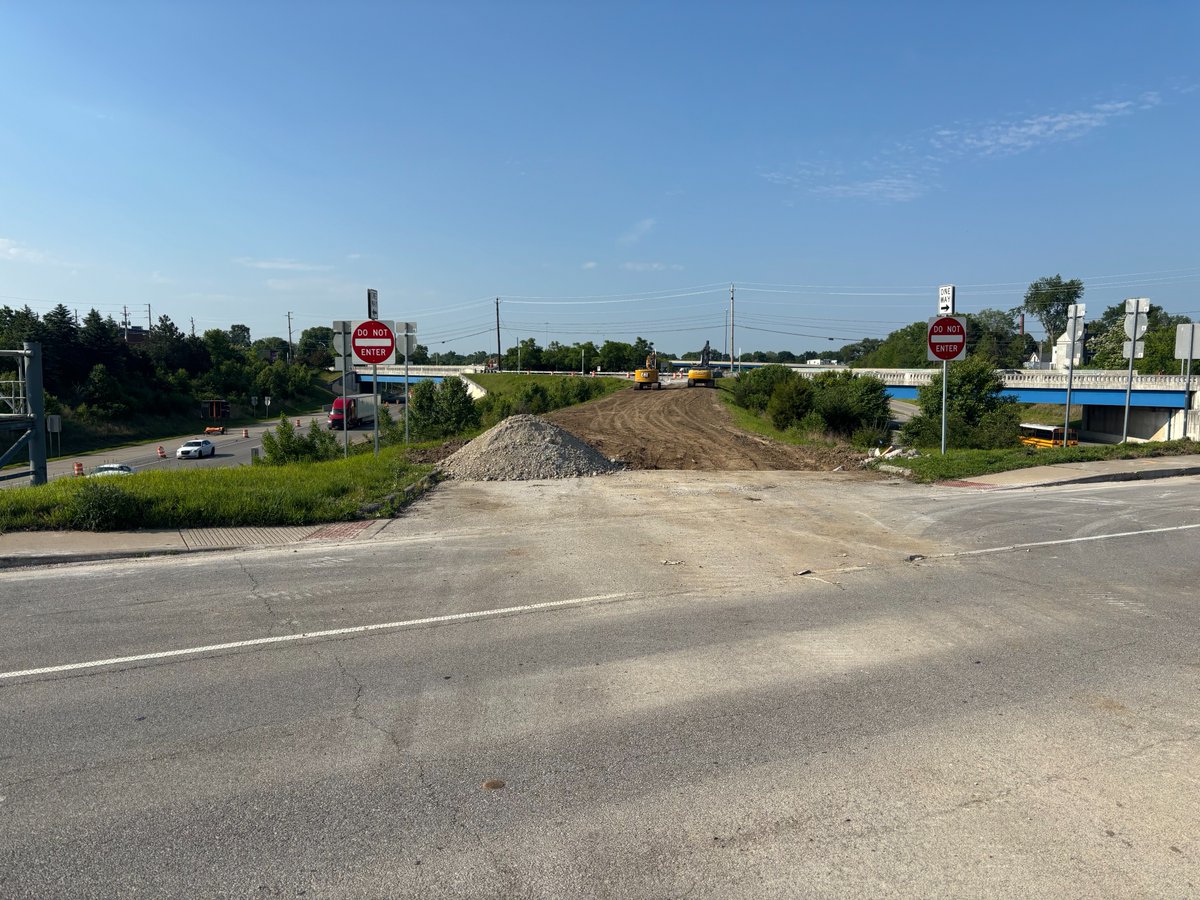 I65SE's tweet photo. Crews are working along Virginia Avenue and Calvary Street to remove the closed ramp connecting the two roadways. Drivers and pedestrians should expect increased activity in the area over the next month as work continues. 

Sign up for updates at https://t.co/bpoy0k96ud. https://t.co/81OcWwcPtq