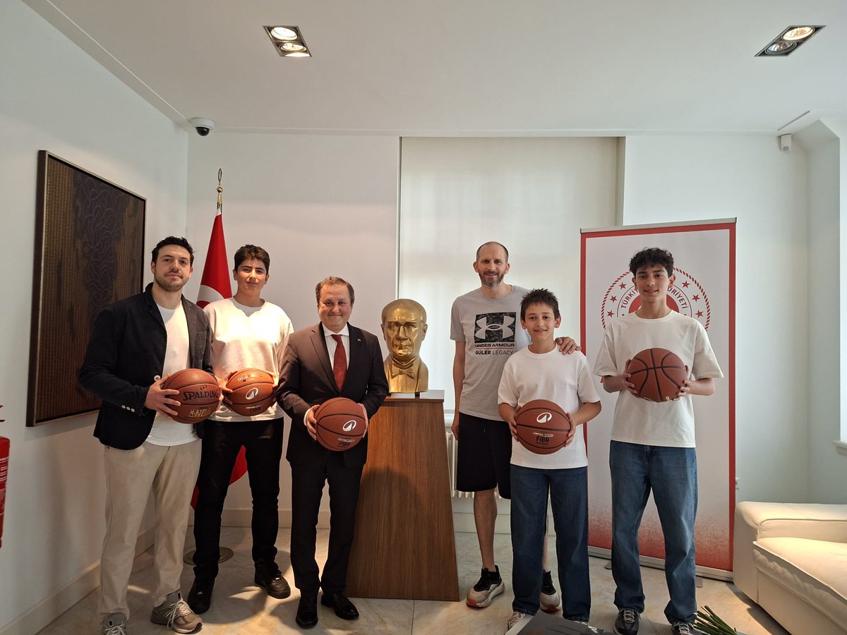 TC_AmsterdamBK's tweet photo. BC Apollo Amsterdam kulübünde çeşitli yaş gruplarında basketbol oynayan gençlerimizi ve antrenörlerini 19 Mayıs Atatürk’ü Anma, Gençlik ve Spor Bayramı vesilesiyle Türkiye A Milli Basketbol Takımı eski kaptanı Sinan Güler ile Başkonsolosluğumuzda buluşturduk. 🏀🇹🇷🇹🇷🇹🇷 https://t.co/fsBVkhlgrj