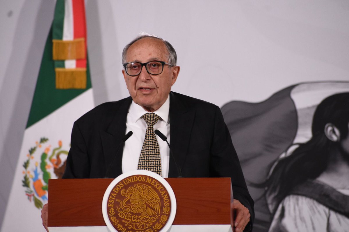 SSalud_mx's tweet photo. Durante la Conferencia del Pueblo, el secretario de Salud, David Kershenobich, informó sobre tres avisos epidemiológicos: golpe de calor, hantavirus y ébola. 🩺

Destacó que el golpe de calor puede presentarse de forma súbita cuando el cuerpo pierde la capacidad de regular su temperatura, alcanzando hasta 40°C. Sus principales señales de alerta incluyen piel enrojecida, caliente y seca, pulso acelerado, náusea, vómito y dolor de cabeza. Para prevenirlo, es fundamental mantenerse hidratado, evitar la exposición al sol entre las 11:00 y 16:00 horas, permanecer en lugares frescos y usar ropa ligera, especialmente en poblaciones de mayor riesgo. ☀️🌡️

En cuanto al hantavirus y el ébola, enfatizó que no se han registrado casos en México, por lo que el riesgo para la población es bajo. Asimismo, el país cuenta con un sistema de vigilancia epidemiológica activo, protocolos actualizados y capacidad diagnóstica para la detección oportuna. 🔬

La Secretaría de Salud reitera que México se mantiene preparado y en monitoreo permanente para proteger la salud de la población. 🩺🇲🇽