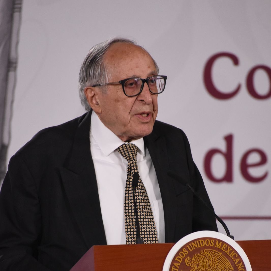 SSalud_mx's tweet photo. Durante la Conferencia del Pueblo, el secretario de Salud, David Kershenobich, informó sobre tres avisos epidemiológicos: golpe de calor, hantavirus y ébola. 🩺

Destacó que el golpe de calor puede presentarse de forma súbita cuando el cuerpo pierde la capacidad de regular su temperatura, alcanzando hasta 40°C. Sus principales señales de alerta incluyen piel enrojecida, caliente y seca, pulso acelerado, náusea, vómito y dolor de cabeza. Para prevenirlo, es fundamental mantenerse hidratado, evitar la exposición al sol entre las 11:00 y 16:00 horas, permanecer en lugares frescos y usar ropa ligera, especialmente en poblaciones de mayor riesgo. ☀️🌡️

En cuanto al hantavirus y el ébola, enfatizó que no se han registrado casos en México, por lo que el riesgo para la población es bajo. Asimismo, el país cuenta con un sistema de vigilancia epidemiológica activo, protocolos actualizados y capacidad diagnóstica para la detección oportuna. 🔬

La Secretaría de Salud reitera que México se mantiene preparado y en monitoreo permanente para proteger la salud de la población. 🩺🇲🇽