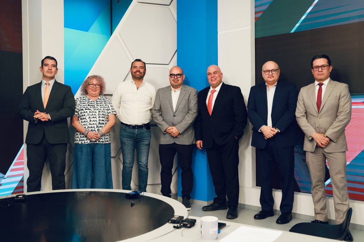 GerardoQuirinoV's tweet photo. Estuvimos en #DirectoMx de @quierotv_gdl compartiendo con la audiencia algunos de los proyectos más importantes para las familias de Tlajomulco. 🙌🏼
Platicamos sobre la reciente inauguración del C5, el plan de recuperación de vivienda para devolver tranquilidad y certeza a muchas familias, y las acciones de movilidad en la zona de Carretera a Chapala rumbo al Mundial, que ayudarán a mejorar la conectividad y los traslados de miles de personas. ⚽🏙️
Seguimos chambeando para que en Tlajo haya más seguridad, mejor movilidad y mejores condiciones de vida. 🧡