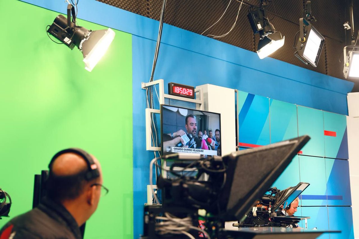 GerardoQuirinoV's tweet photo. Estuvimos en #DirectoMx de @quierotv_gdl compartiendo con la audiencia algunos de los proyectos más importantes para las familias de Tlajomulco. 🙌🏼
Platicamos sobre la reciente inauguración del C5, el plan de recuperación de vivienda para devolver tranquilidad y certeza a muchas familias, y las acciones de movilidad en la zona de Carretera a Chapala rumbo al Mundial, que ayudarán a mejorar la conectividad y los traslados de miles de personas. ⚽🏙️
Seguimos chambeando para que en Tlajo haya más seguridad, mejor movilidad y mejores condiciones de vida. 🧡