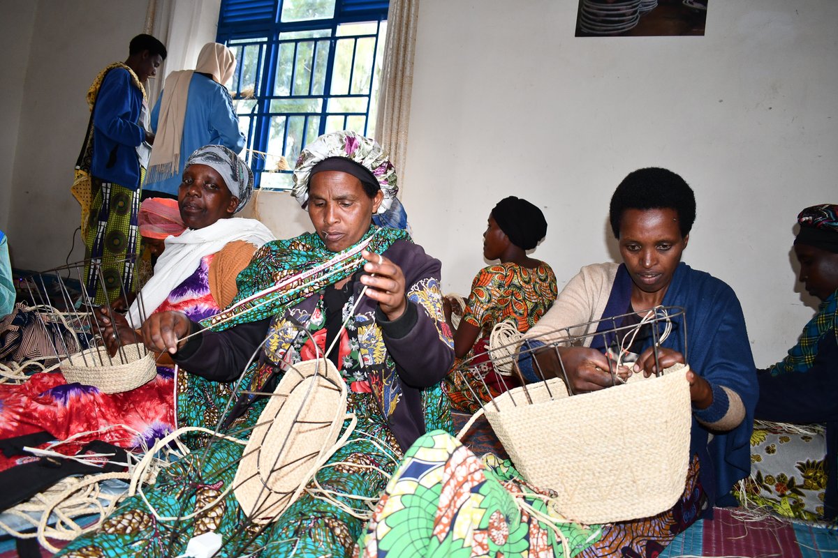 RefugeesRwanda's tweet photo. In Kigeme Refugee Camp, basket weaving is helping refugee women rebuild their lives.

When refugees have access to livelihood opportunities, they use their skills to support their families &amp; contribute to local economies.

You can support their success by linking them to markets. https://t.co/gxNhfinHgZ