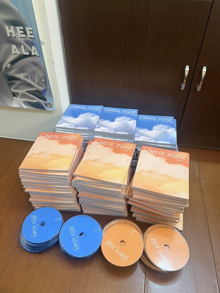 sunlleaf912's tweet photo. Q: The purpose of baggage?
A: Full of Sevenus White Fall albums
Mr. TU: we only have ONE Earthโฆ๐ฅน
๋จํธ์ด: ์ฐ๋ฆฌ๋ ์ง๊ตฌ๊ฐ ํ๋๋ฐ์ ์์ดโฏ๐
#sevenus #์ธ๋ธ์ด์ค #whitefall https://t.co/Q7iJA8TW9d