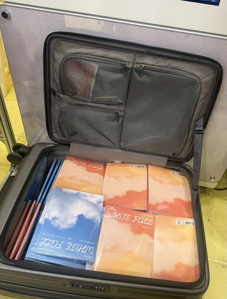 sunlleaf912's tweet photo. Q: The purpose of baggage?
A: Full of Sevenus White Fall albums
Mr. TU: we only have ONE Earthโฆ๐ฅน
๋จํธ์ด: ์ฐ๋ฆฌ๋ ์ง๊ตฌ๊ฐ ํ๋๋ฐ์ ์์ดโฏ๐
#sevenus #์ธ๋ธ์ด์ค #whitefall https://t.co/Q7iJA8TW9d