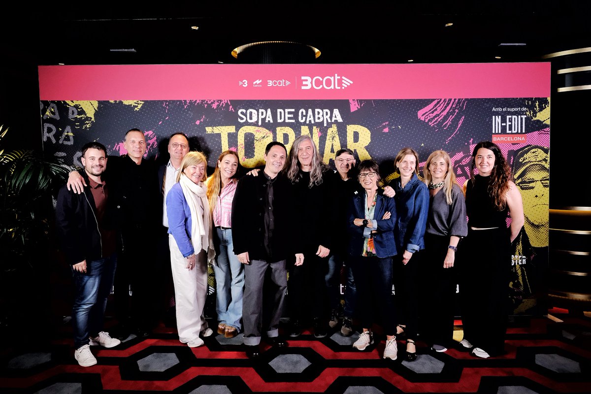 InEditFestival's tweet photo. Vàries generacions es van aplegar anit als @PhenomenaExp per gaudir de "Sopa de Cabra. Tornar enrere", el documental de @som3cat i @LaManchester  que celebra 40 anys d'un grup que és part de la història musical del país.

Avui dimarts 19/05 a les 22.05, estrena a @SenseFiccio! https://t.co/MBDkWAQrjZ