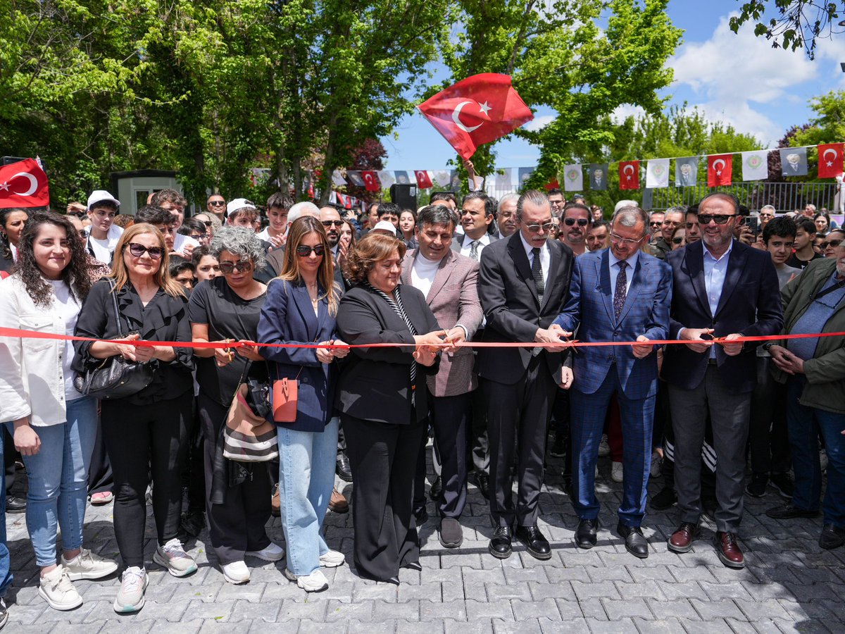 kaykayfed's tweet photo. Etimesgut Belediyesi tarafından yapımı tamamlanan Yiğit Gençbay Kaykay Parkı, düzenlenen törenle Etimesgut halkının kullanımına sunuldu.

Etimesgut Belediye Başkanı Erdal Beşikçioğlu, Türkiye Kaykay Federasyonu Başkanı Fahrettin Yıldız, Federasyon Asbaşkanı Mustafa Yasin Taş, Genel Sekreter Mustafa Elduran ve Yiğit Gençbay’ın ailesinin katılımlarıyla gerçekleştirilen açılışta, kaykay sporuna kazandırılan bu yeni alan gençlerle buluştu.

Geçtiğimiz yıl Bolu Kartalkaya’da meydana gelen yangında hayatını kaybeden Yiğit Gençbay’ın adını taşıyan parkın, onun hatırasını yaşatmasını ve Etimesgut’ta kaykay sporuna ilgi duyan gençlere ilham olmasını diliyoruz.

Bu değerli tesisi hayata geçiren Etimesgut Belediyesi’ne ve Etimesgut Belediye Başkanı Sayın Erdal Beşikçioğlu’na teşekkür ederiz.

@erdalbeskcioglu 
@OA_BAK 
@hamzayerlikaya 
@etimesgutbld 
@gencliksporbak 

https://t.co/avurt0O7r8