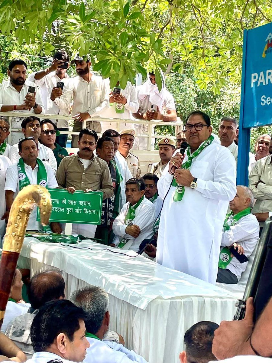 KaswanSahi27226's tweet photo. भाजपा सरकार की नाकामी देखिए:
• नौकरियां बाहरी राज्यों को
• पेपर लीक आम बात
• भर्तियां अधूरी
• कोर्ट में भर्ती रद्द
और दोष? हरियाणा के युवाओं पर!
युवा सक्षम हैं, सिस्टम बेईमान है!
#INLD
#HPSCScam
#AbhaySinghChautala
#Sahildeep_Kaswan #state_president_iso https://t.co/1hJX5KlCGY