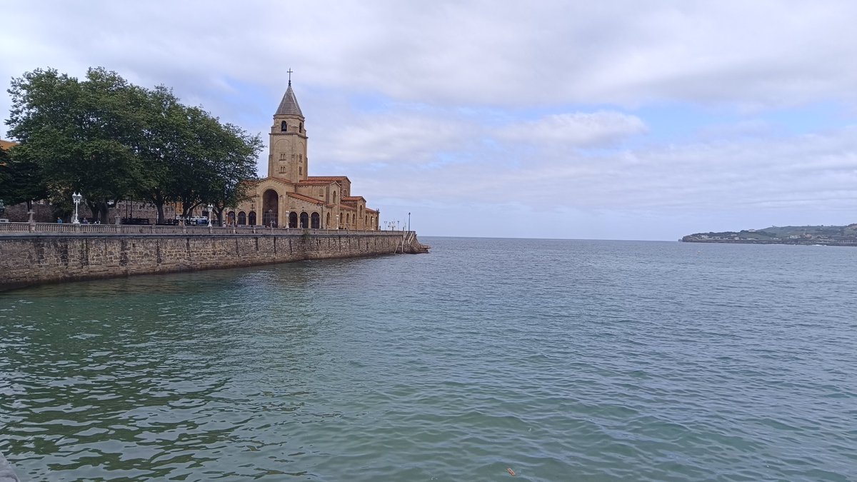 Townendpeter's tweet photo. La playa de San Lorenzo de Gijón, Asturias, 17:55h, martes, 19 de mayo, 2026  @eltiempotpa @eltiempotpa @AEMET_Asturias @LaMeteoAstur @1967fct @tiempoasturias @tiempodejavimo @tiempobrasero @TurismoAsturias @GijonTurismo @aquilatierratve @Permisos_DAG https://t.co/ZkA8HwRlF2