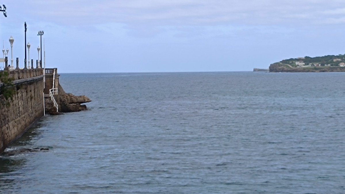 Townendpeter's tweet photo. La playa de San Lorenzo de Gijón, Asturias, 17:55h, martes, 19 de mayo, 2026  @eltiempotpa @eltiempotpa @AEMET_Asturias @LaMeteoAstur @1967fct @tiempoasturias @tiempodejavimo @tiempobrasero @TurismoAsturias @GijonTurismo @aquilatierratve @Permisos_DAG https://t.co/ZkA8HwRlF2