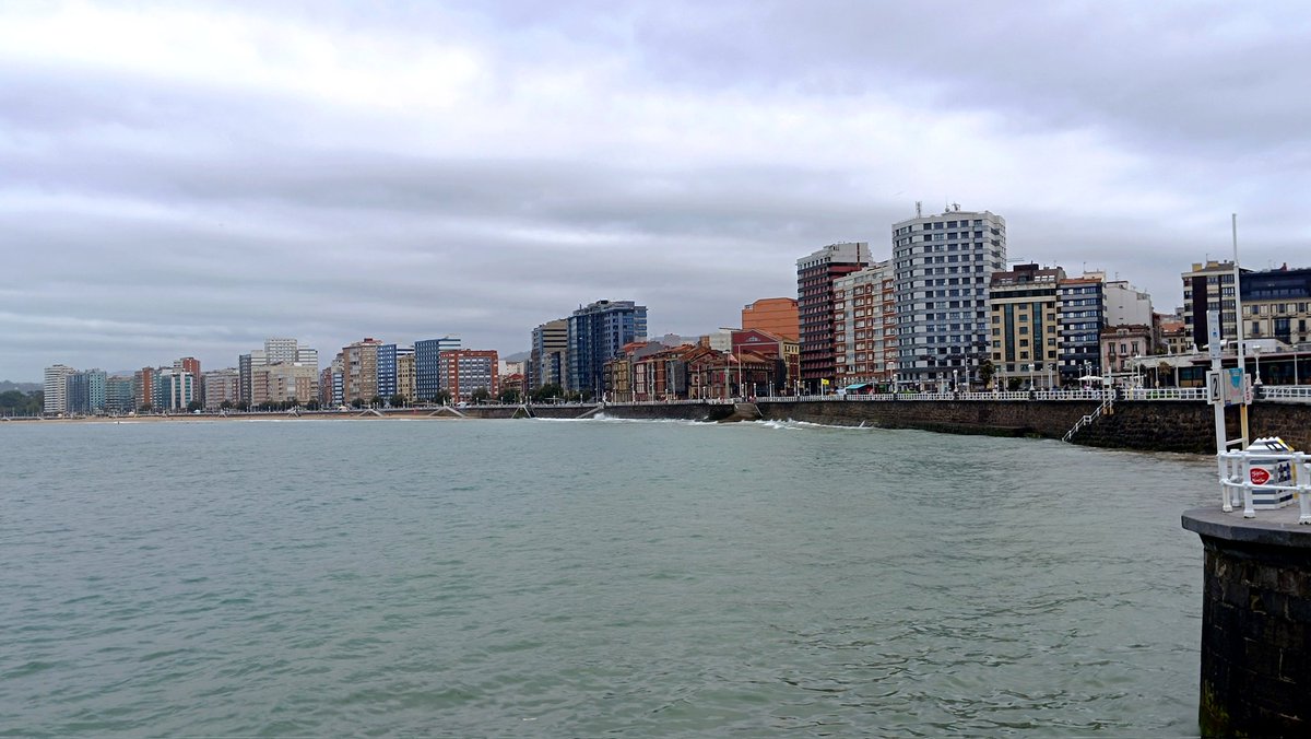 Townendpeter's tweet photo. La playa de San Lorenzo de Gijón, Asturias, 17:55h, martes, 19 de mayo, 2026  @eltiempotpa @eltiempotpa @AEMET_Asturias @LaMeteoAstur @1967fct @tiempoasturias @tiempodejavimo @tiempobrasero @TurismoAsturias @GijonTurismo @aquilatierratve @Permisos_DAG https://t.co/ZkA8HwRlF2
