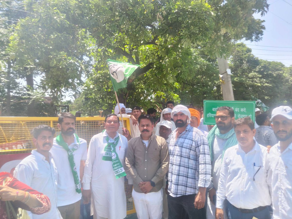 KaswanSahi27226's tweet photo. भाजपा सरकार की नाकामी देखिए:
• नौकरियां बाहरी राज्यों को
• पेपर लीक आम बात
• भर्तियां अधूरी
• कोर्ट में भर्ती रद्द
और दोष? हरियाणा के युवाओं पर!
युवा सक्षम हैं, सिस्टम बेईमान है!
#INLD
#HPSCScam
#AbhaySinghChautala
#Sahildeep_Kaswan #state_president_iso https://t.co/1hJX5KlCGY