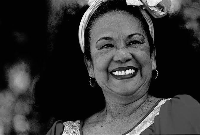nadiablel's tweet photo. Hoy despedimos con tristeza, pero también con profundo orgullo, a una mujer que honró nuestras raíces como pocas veces se ha visto.

Totó La Momposina hizo de la música del Caribe colombiano una bandera cultural que recorrió el mundo entero, llevando consigo las raíces, los sonidos y la identidad de Bolívar y de toda Colombia.

Su voz, su fuerza y su amor por nuestras tradiciones dejan una huella imborrable en la historia cultural del país.

Gracias por tanto maestra @cantadoratoto