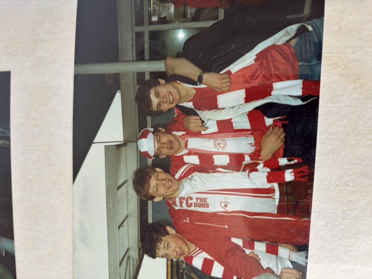 AndrewLowden1's tweet photo. Apparently on retirement it’s better to look forward than back, but that’s not going to stop me enjoying “Simmy” - revisiting the 80’s success of @AberdeenFC with the help of @NeilDrysdale and @NeilSimmy8 It will take me back to Gothenburg too. Cheers Simmy ❤️ https://t.co/oMgp5tlQ3Y