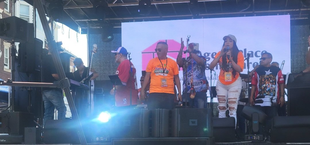 dulcebombomcito's tweet photo. @CharlieCruz A huge crowd at Fiesta En La Hamilton. Jessica Reyes y VJ. Quillo El Lokillo y Mariely Blanco. #PuertoRicanPride #LatinoPride https://t.co/rXTop6PFvA