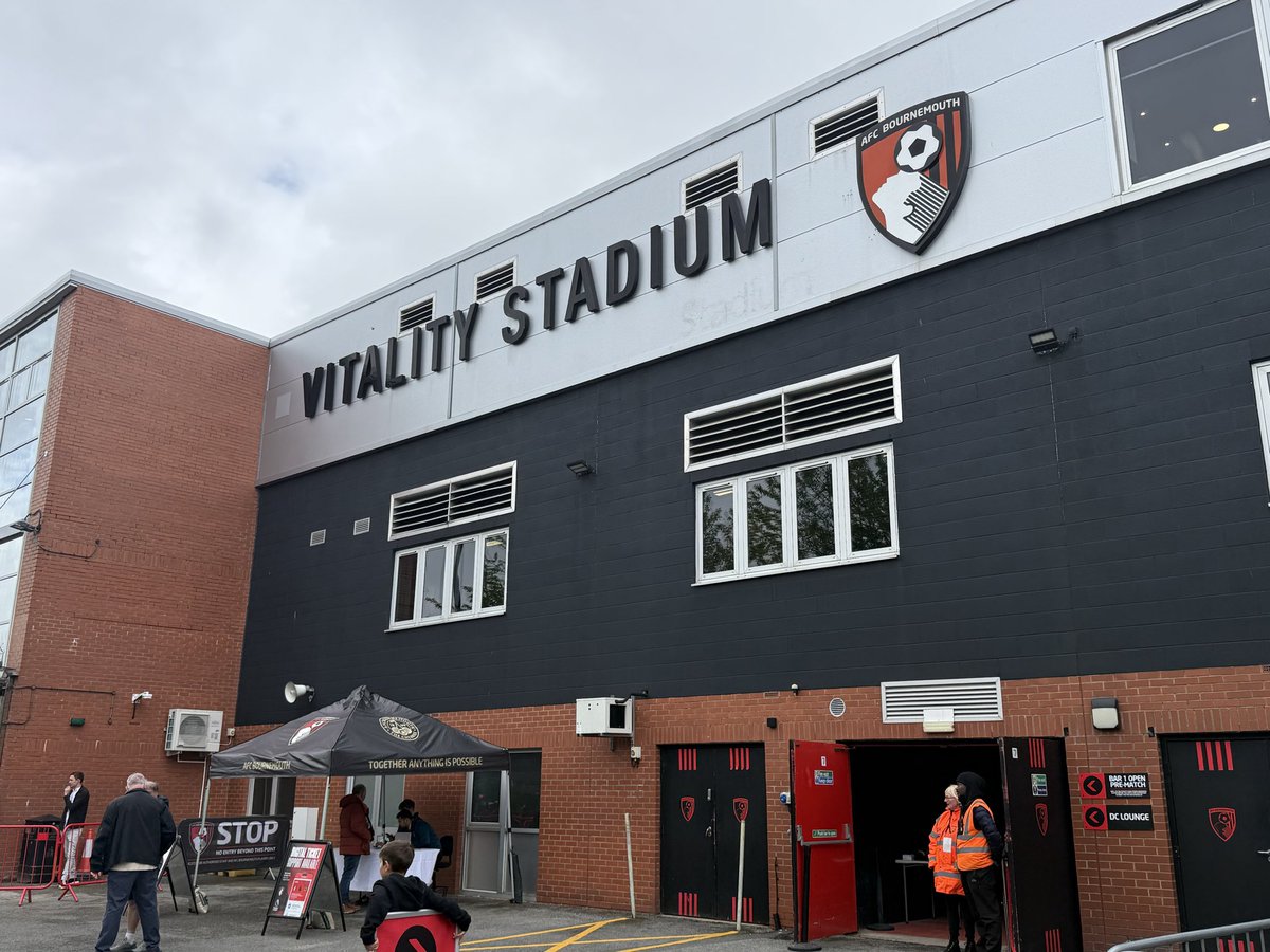 SamBIitz's tweet photo. Here we go. Arrived at the Vitality for Bournemouth vs Man City. 

A massive game for both sides - a potentially era-defining night for Arsenal. 

City must win at the team with the longest current unbeaten run in Europe’s top five leagues - or the title race is over. https://t.co/MZQSVcGtoV