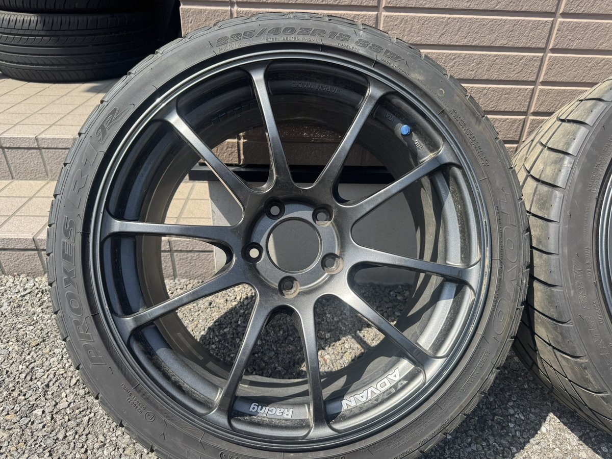 small1027good's tweet photo. 再募

ADVAN RZ 8.5J＋45 18インチ
10万くらいで欲しい方いませんか？

目立つ傷等はありません。１箇所タッチペンでリム塗ってるくらいです。
写真はさらっと撮っただけですので、気になる方いらっしゃいましたら、綺麗にして写真送ります。
2本はホイールのみ。
もう2本はR1Rの225/40/18付いてます。 https://t.co/P3t5bIRSn7