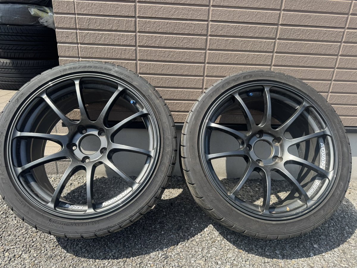 small1027good's tweet photo. 再募

ADVAN RZ 8.5J＋45 18インチ
10万くらいで欲しい方いませんか？

目立つ傷等はありません。１箇所タッチペンでリム塗ってるくらいです。
写真はさらっと撮っただけですので、気になる方いらっしゃいましたら、綺麗にして写真送ります。
2本はホイールのみ。
もう2本はR1Rの225/40/18付いてます。 https://t.co/P3t5bIRSn7