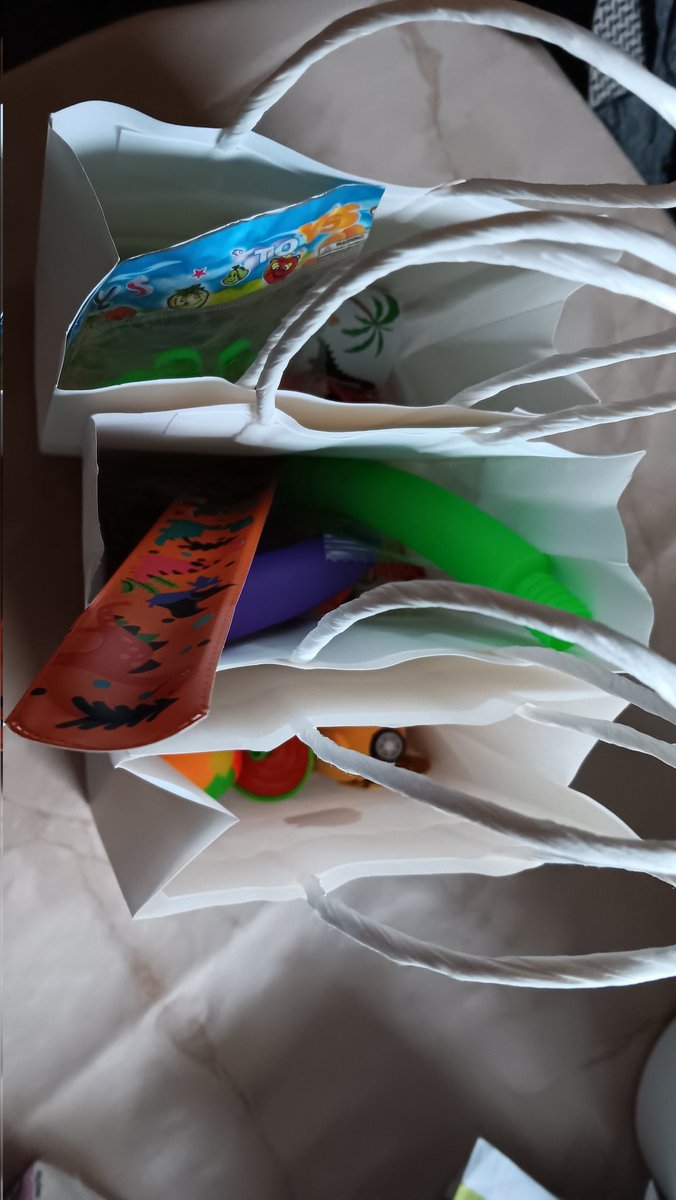 ErpelDer's tweet photo. Wollte euch mal die Geschenktüten zeigen, die wir auf dem Geburtstag meiner Cousine bekommen haben https://t.co/ltBCgYJ20r