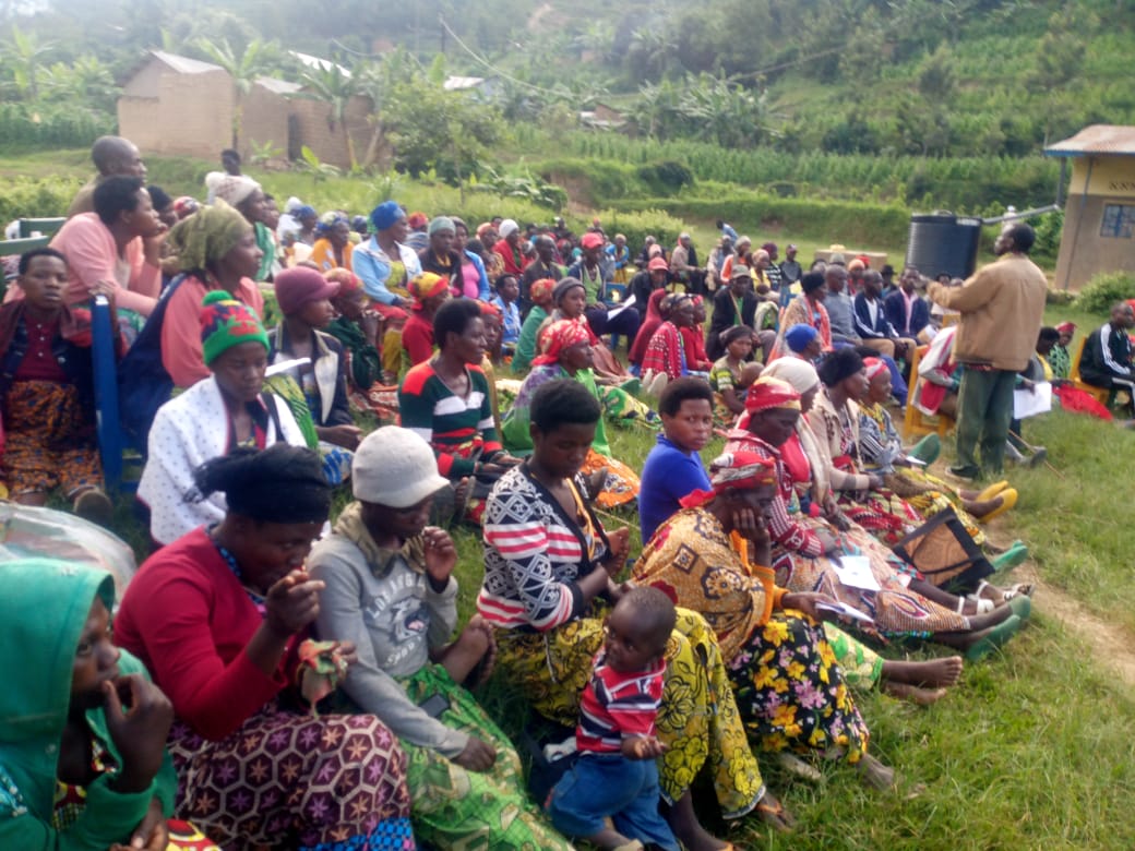 Manyagiro_G's tweet photo. Kuri uyu wa Kabirimu Tugari twose tugize Umurenge wa#Manyagiro hateranye inteko z’abaturage.Vice Mayor ushinzwe Imibereho Myiza y’Abaturage,Bwana @MbonyintwariJMV ari kumwe n’inzego z’umutekano bifatanyije n’abaturage bo mu Kagari ka#Ryaruyumba baganira ku ngingo zitandukanye https://t.co/hzZLq5KuW8