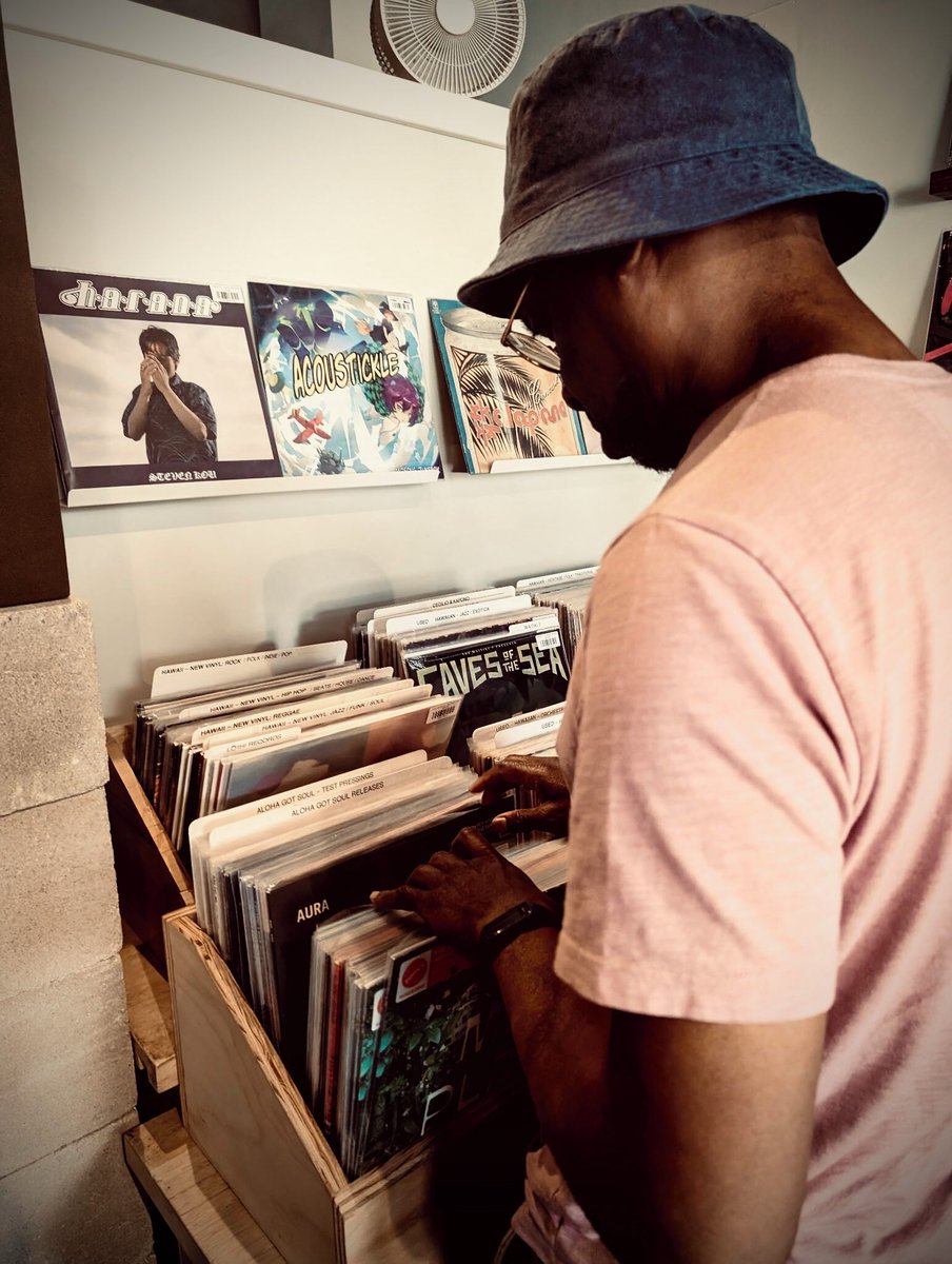 printmatic's tweet photo. Thankful that I got to stop by the dope record shop @alohagotsoul in Honolulu on my last day of vacation. Big shout out to these brothers for the dope records and the hospitality! WORD!
.
.
.
#vinyllove #beatmaker #vinyl #akaimpcsample https://t.co/T58iihMg4G