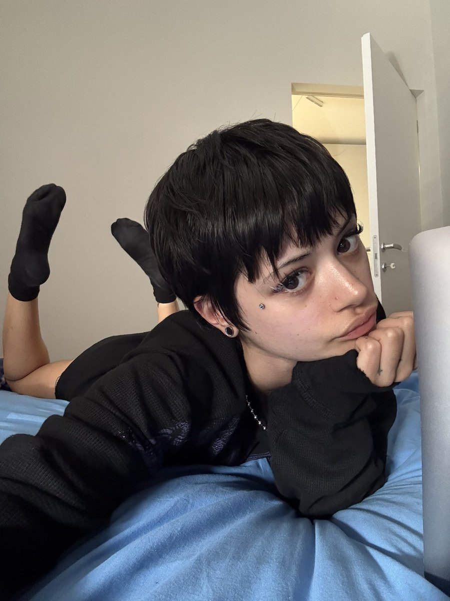 Xx_daddy_megxX's tweet photo. You looked at my socks ur weird I love it 
#flr #socks #feetworshi̇p #gfe #paypig https://t.co/bWaua21Vum