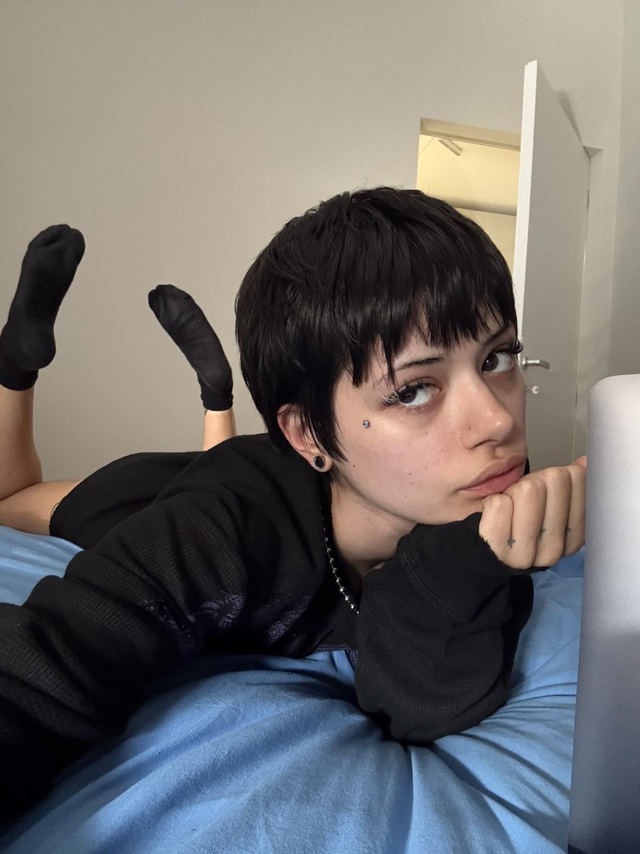 Xx_daddy_megxX's tweet photo. You looked at my socks ur weird I love it 
#flr #socks #feetworshi̇p #gfe #paypig https://t.co/bWaua21Vum