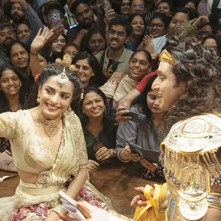 PayelDey99's tweet photo. Seeing Pooja getting showered with so much love for her amazing performances as Radha Rani and Mahamaya in Mere Krishn makes me sooo happy 🥹❤️ She absolutely deserves every bit of this love and appreciation!

#PoojaSharma #MereKrishn https://t.co/W1KpLG95T2