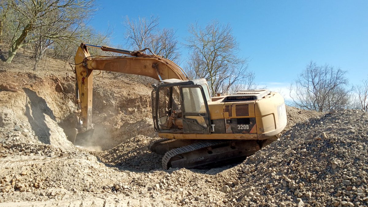 TOCVANVentures's tweet photo. High-grade trenching is now underway at Gran Pilar.

Tocvan is actively trenching for pilot material in areas that have already delivered strong drill results, including 3 metres of 19 g/t gold. The work is focused on near-surface zones with clear potential for bulk sampling.

This trenching supports the advancement of pilot-scale material while further validating continuity at surface. It also builds on 100% owned ground, giving Tocvan full exposure to the upside.

Visit our website for more information: https://t.co/z5GluPCE1y

#Gold #Silver #Mining #Stocks #StockMarket #StocksToWatch