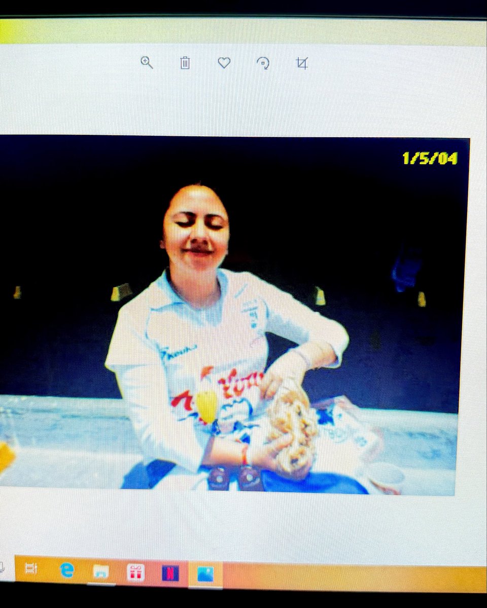 Pamb0lera's tweet photo. 2004. En el estadio esperando un Querétaro vs Santos (@pitys21  era rival 🥲💔), con mi torta de milanesa y mi gallito de peluche (antes no te los quitaban en la entrada 🥲)… era feliz y sí lo sabía 😍🥹🧡🐔 https://t.co/AGeTVMnUqy
