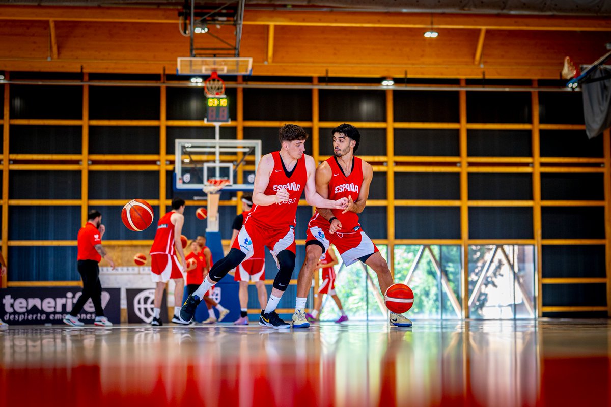 BaloncestoESP's tweet photo. Mucha energía en el Training Camp de la FEB ⚡️

Los chicos no paran en el 𝘿𝘼𝙔 4⃣ de entrenamiento 🔥

#SomosEquipo https://t.co/PORnESClJ5