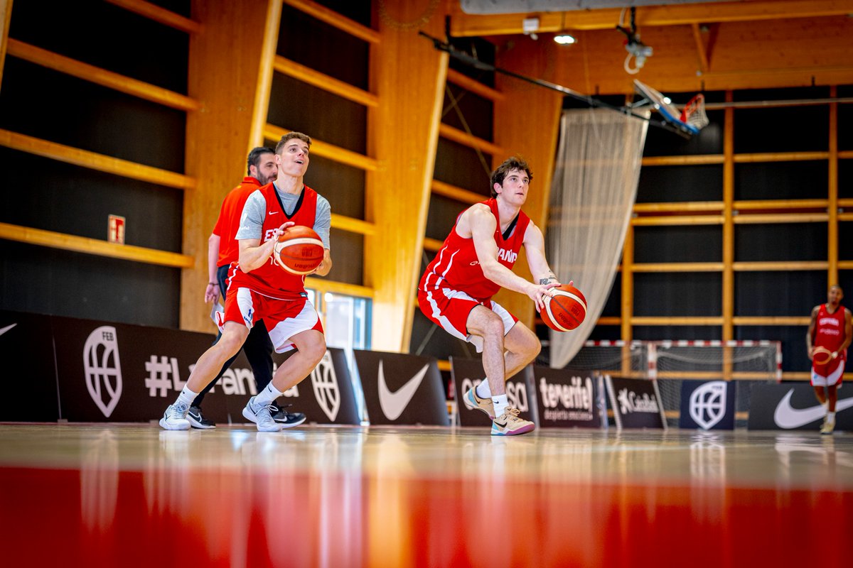 BaloncestoESP's tweet photo. Mucha energía en el Training Camp de la FEB ⚡️

Los chicos no paran en el 𝘿𝘼𝙔 4⃣ de entrenamiento 🔥

#SomosEquipo https://t.co/PORnESClJ5