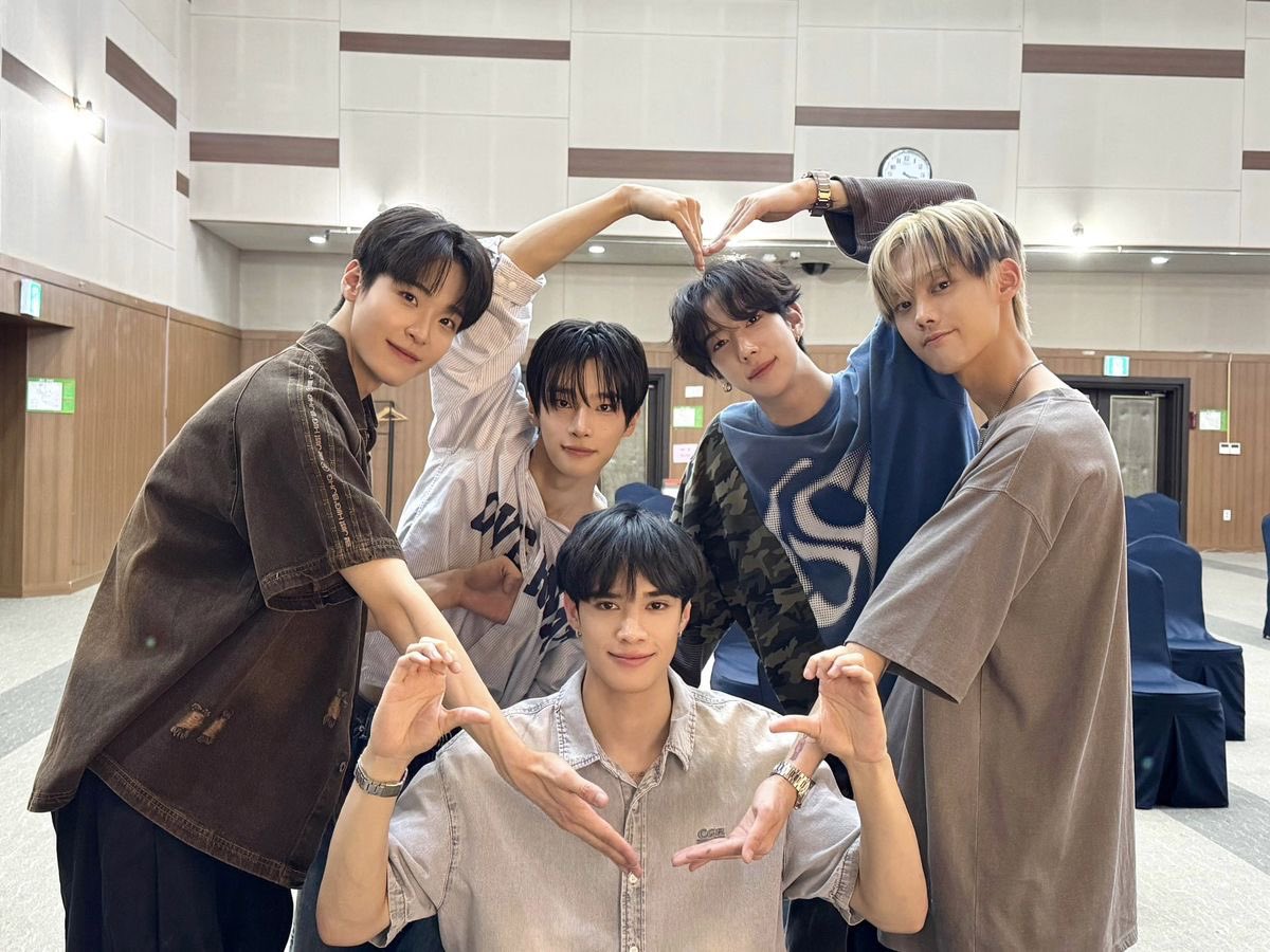 onepactfr's tweet photo. &amp;HEART ! 🤗

Plus que 5 jours avant le concert. 🫠

Pour informations un drapeau sera à signer et sera disponible en même temps que la distribution des bannières.

Mon arrivée à la salle sera dans les alentours de 14H. 

Si vous avez des questions, les DMs sont à disposition. 🫶🏻 https://t.co/2QoQUSwTvQ