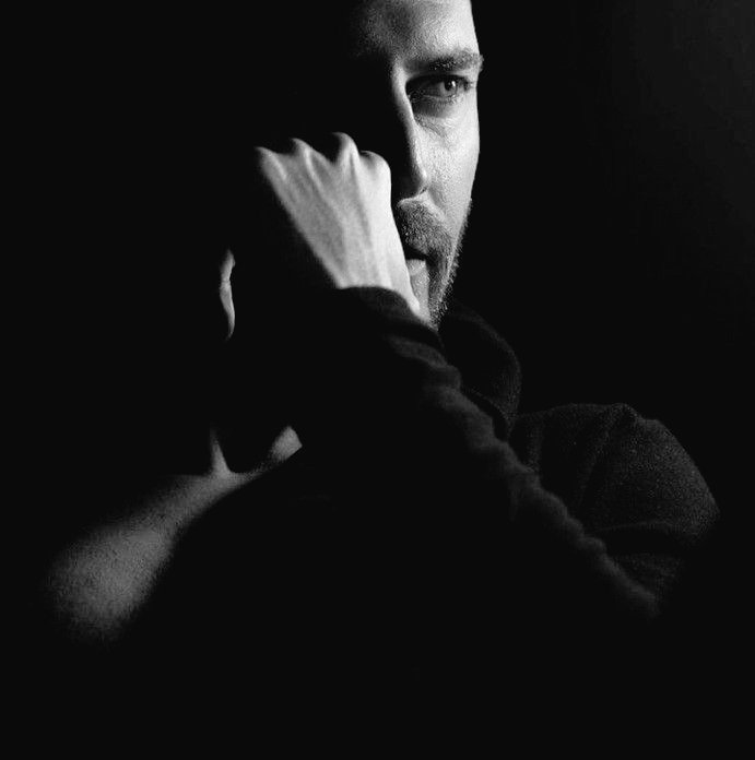 hayat_hayat_97's tweet photo. في صمته ~ مكرٌ ~
هو ليس ودوداً كما يظنه القلب ،،
لقد كان 
زائراً عصيّ الدمع
حاد الطباع 
صلب القسمات ..
بعينيه لؤم يشتعل 
كما السيجارة الحقيره بين انامله الفظه ..

#الخُلــــــُــــــــود
#قصائد_ومقهـى_عتيق https://t.co/wp41T0U0P2
