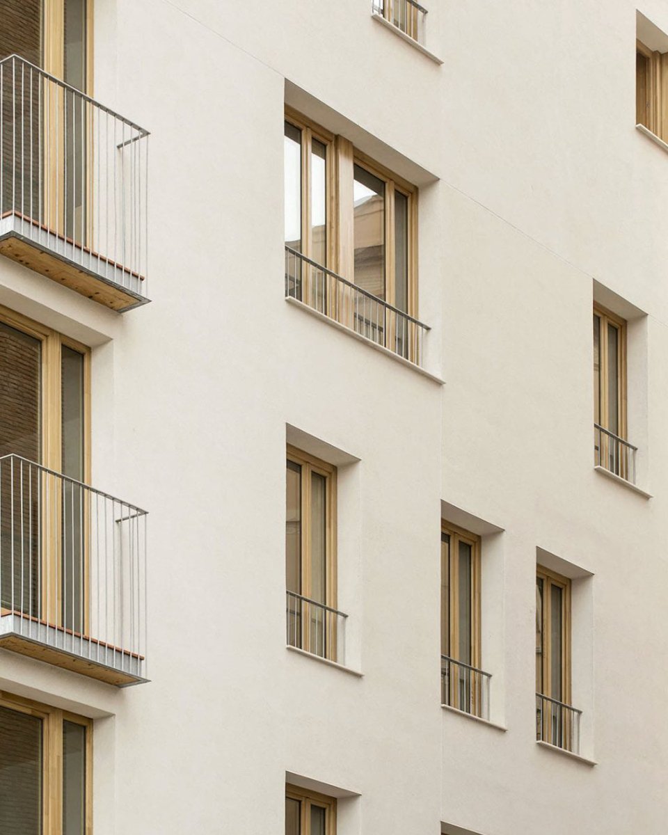 ConstrumatBCN's tweet photo. Construir un edificio plurifamiliar en madera, en altura y entre medianeras no es una hipótesis.

Es La Xarxaire. Está en la Barceloneta. Y es uno de los edificios más emblemáticos construidos en madera de toda Cataluña. @lamardarq 

#BarcelonaOpenWood 🔗 https://t.co/iHYaHkre8Z https://t.co/K2yw1cHjWi