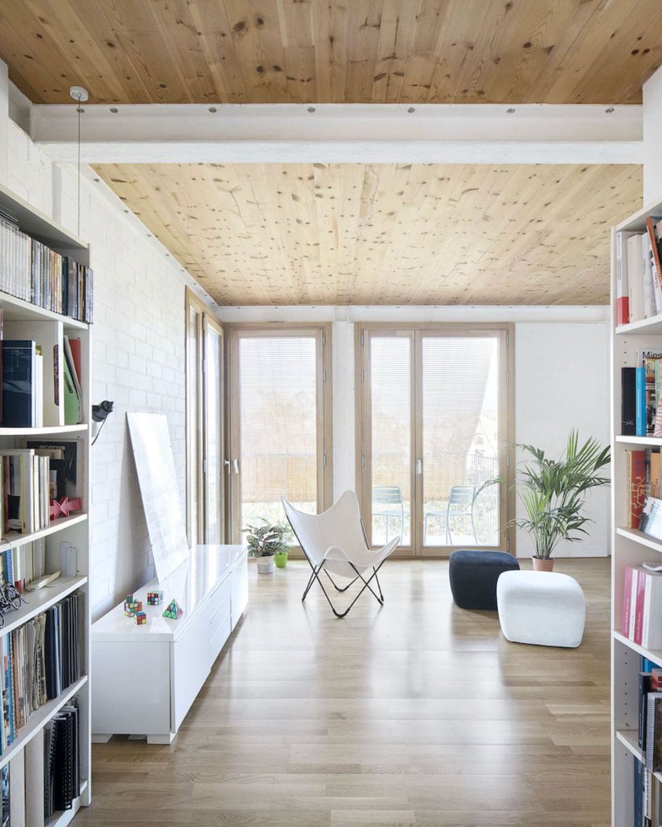 ConstrumatBCN's tweet photo. Construir un edificio plurifamiliar en madera, en altura y entre medianeras no es una hipótesis.

Es La Xarxaire. Está en la Barceloneta. Y es uno de los edificios más emblemáticos construidos en madera de toda Cataluña. @lamardarq 

#BarcelonaOpenWood 🔗 https://t.co/iHYaHkre8Z https://t.co/K2yw1cHjWi