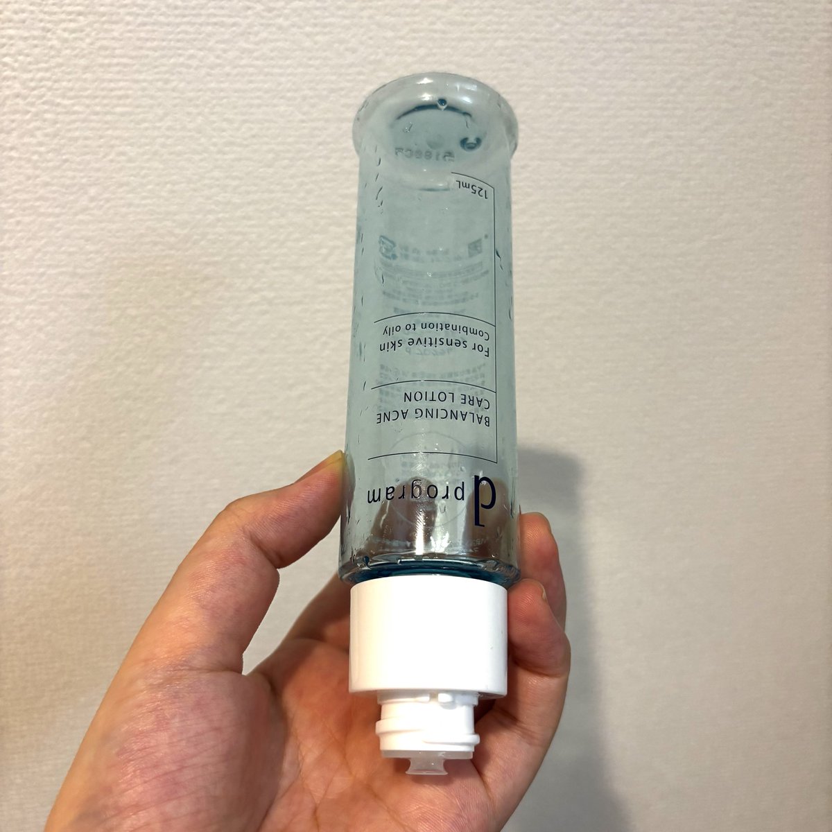 mugi_qs's tweet photo. #使い切りスキンケア ⑧
▶︎dプログラム
　敏感肌用化粧水

オルビスと並行して使って、詰め替え買うくらいお気に入り🩵
ドラッグストアにしてはお高めでコスパは△。水色は毛穴の目立ち＋ニキビ予防。ニキビできにくかった気がするけど毛穴は？
夏は青が良さそうだけどピンクのしっとりも試したい。 https://t.co/fVPZkQAmIN