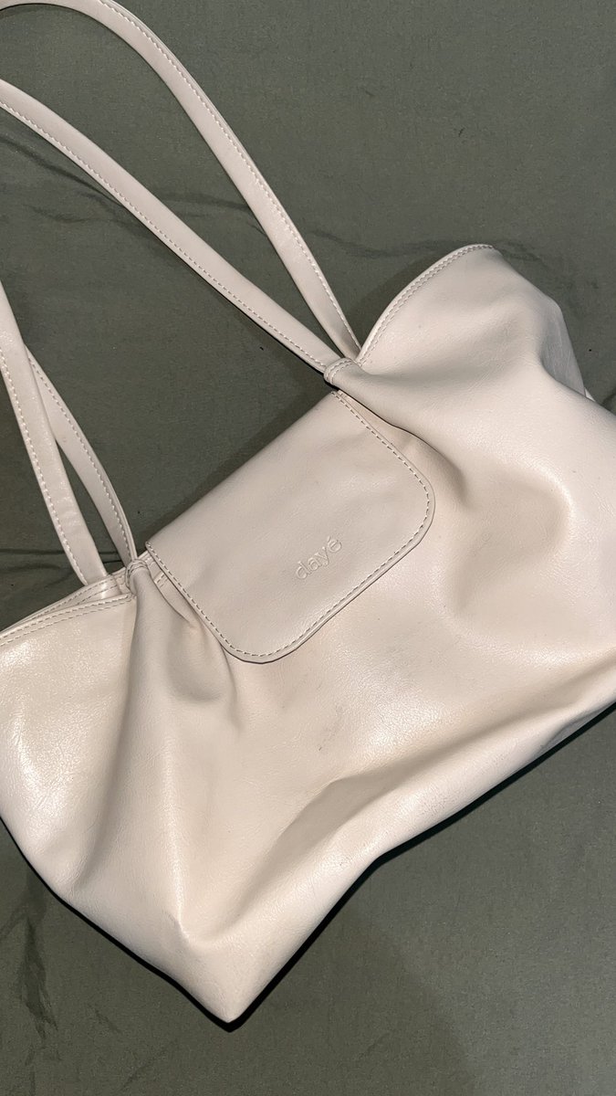scheolshua's tweet photo. Pl totebag merk daye 25k ajaa ambil di kosss 
no minus kotor dikit bisa di lap pake tissue basah, baru pake 3 kali doang buat ngantor trs bosen🥲
📍 margasatwa https://t.co/qqjADo5aqj