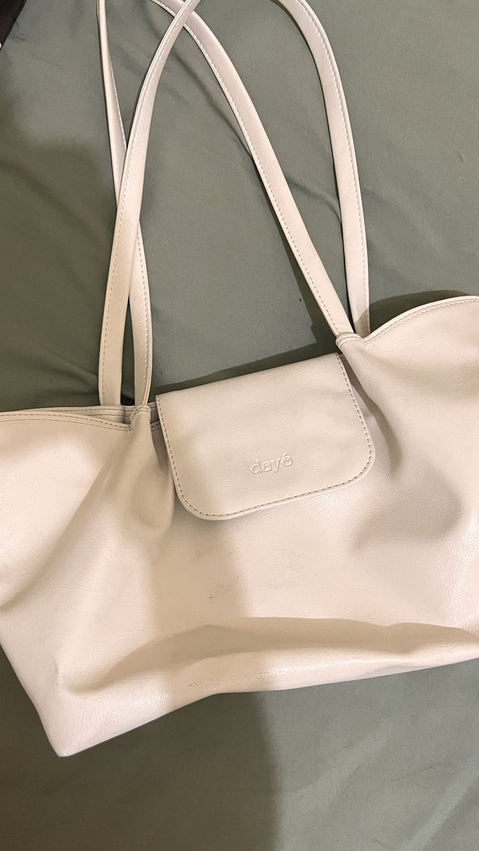 scheolshua's tweet photo. Pl totebag merk daye 25k ajaa ambil di kosss 
no minus kotor dikit bisa di lap pake tissue basah, baru pake 3 kali doang buat ngantor trs bosen🥲
📍 margasatwa https://t.co/qqjADo5aqj