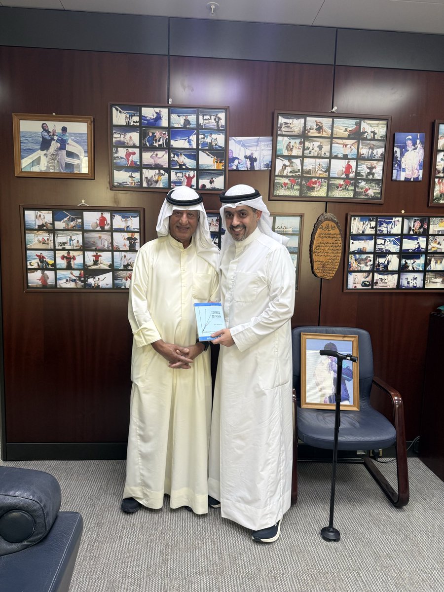BoMet3b's tweet photo. مع العم جاسم السعدون وتوقيعه الكريم على نسختي من كتابه: مناخ الأزمة وأزمة المناخ سنة الإصدار ١٩٨٤ https://t.co/KRikaHOE9t