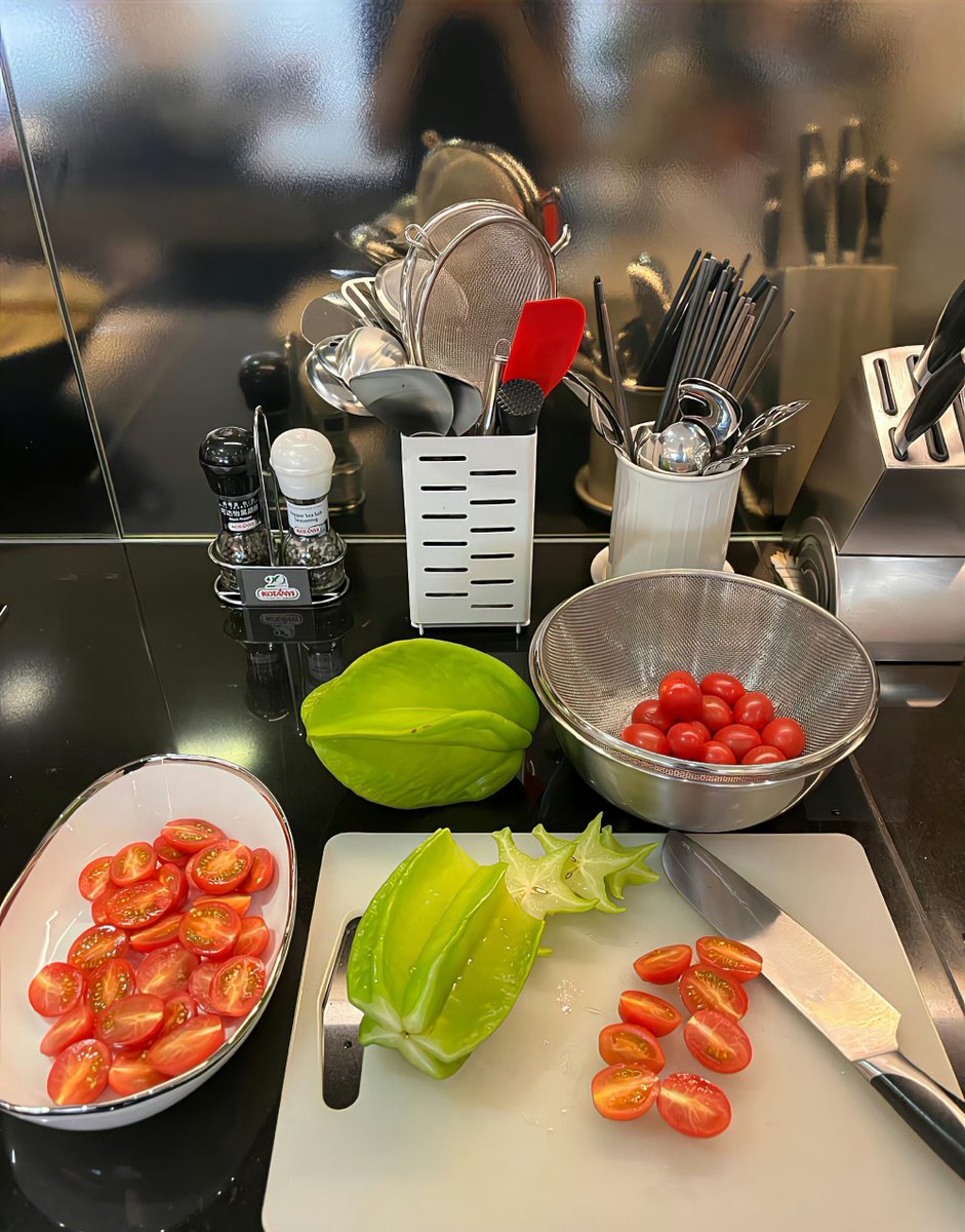 kkarentt's tweet photo. Just spent 20 mins wiping down the kitchen counters with lemon-scented cleaner – now they sparkle and smell like fresh citrus! ， https://t.co/bAes6zUf1V
