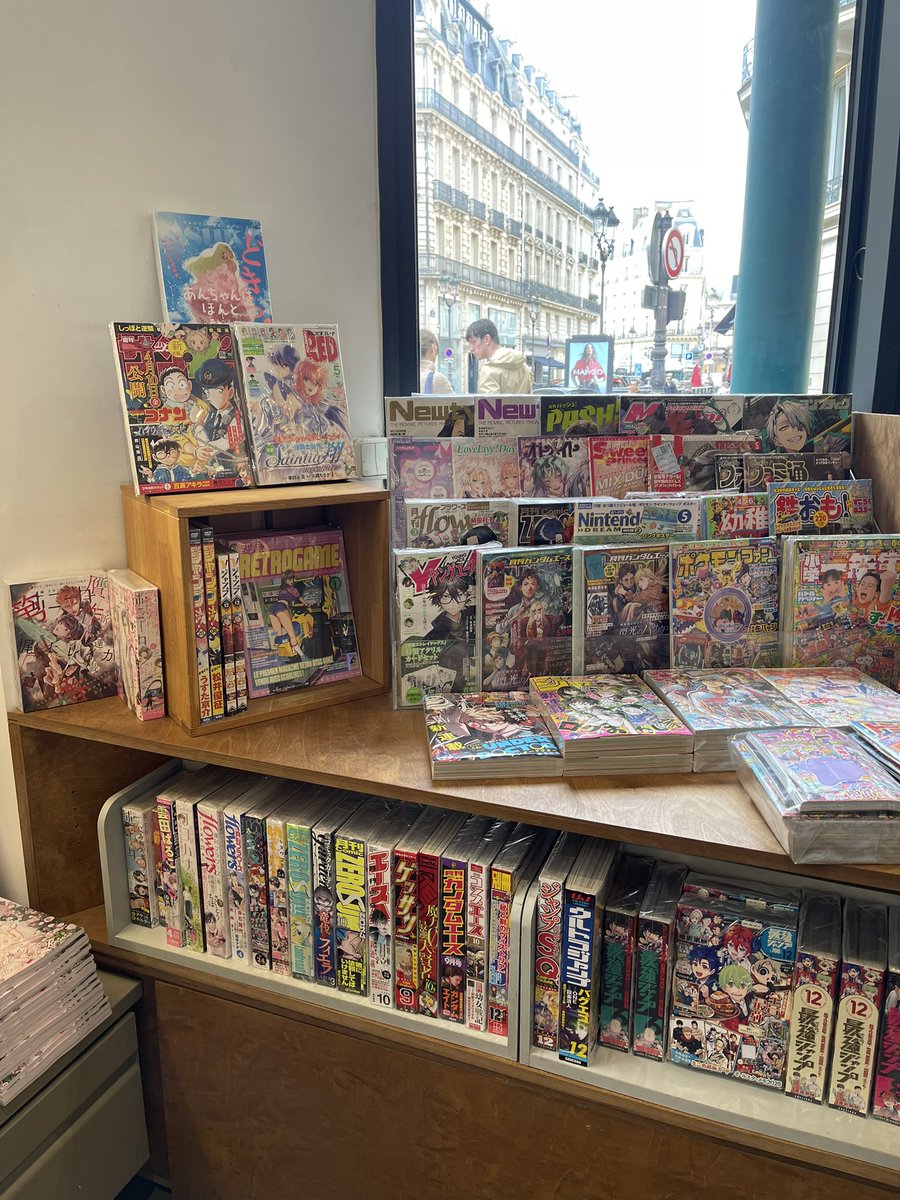 true0bIue's tweet photo. omg!! butchfemme lesbians spotted in a parisian japanese bookstore https://t.co/2LXQ4zcs04