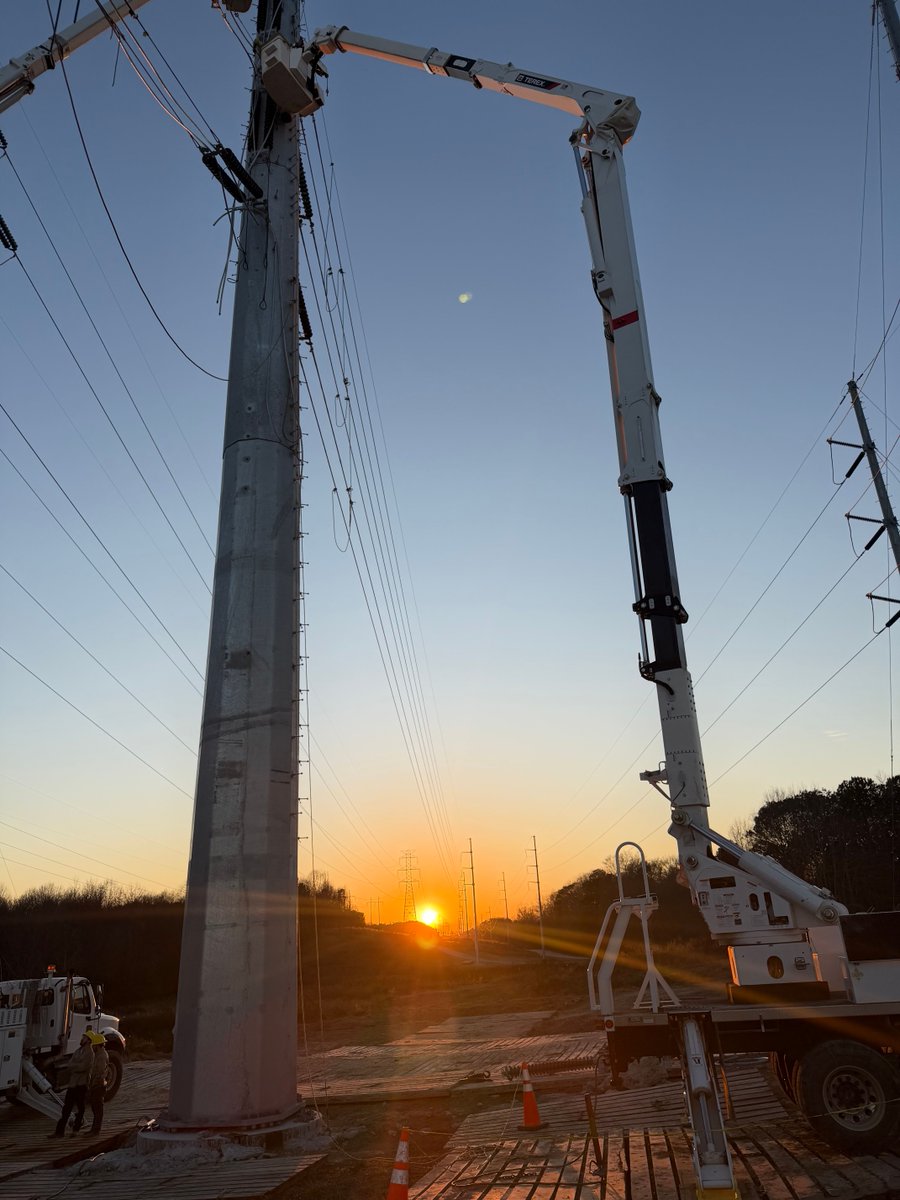IrbyConst's tweet photo. Sunrise on the right-of-way. ⚡🌄
Steel in the air, boots on the ground, and crews putting in the work to power what’s next.
#IrbyConstruction #AbsolutePerformance #WeAreQuanta #QuantaProjects @Quanta_Services https://t.co/cVt9Tj1sjp