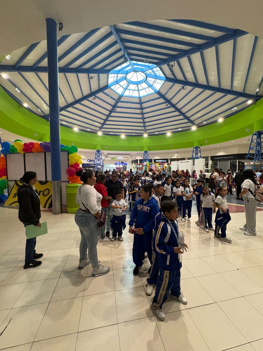 RazonxlaVidaAC's tweet photo. #RXVSLP | 🎬🍿 Un día de cine, risas y mucha diversión en “Vamos Todos a Cinépolis ” junto a niñas y niños de centros educativos del sector norte. 🐝💛
Gracias a #FundaciónCinépolis por regalarnos estos momentos tan especiales y llenos de felicidad. ✨🎥

#VamosTodosACinépolis https://t.co/3sYeQB4V5i