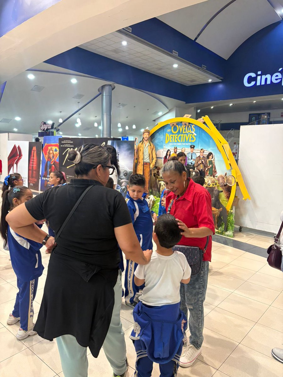 RazonxlaVidaAC's tweet photo. #RXVSLP | 🎬🍿 Un día de cine, risas y mucha diversión en “Vamos Todos a Cinépolis ” junto a niñas y niños de centros educativos del sector norte. 🐝💛
Gracias a #FundaciónCinépolis por regalarnos estos momentos tan especiales y llenos de felicidad. ✨🎥

#VamosTodosACinépolis https://t.co/3sYeQB4V5i