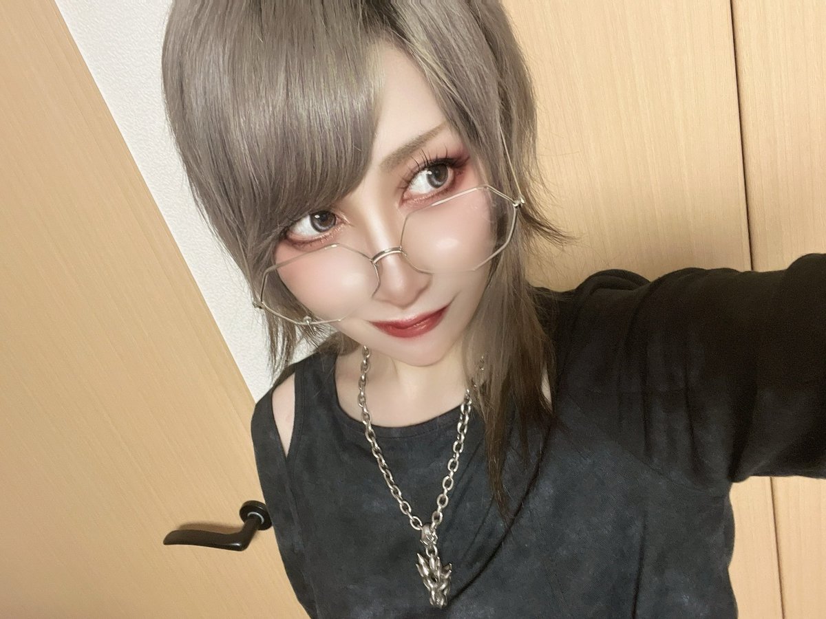 m1yan's tweet photo. にやり。

新しい服、久々のシルバー https://t.co/NbG5TN879F
