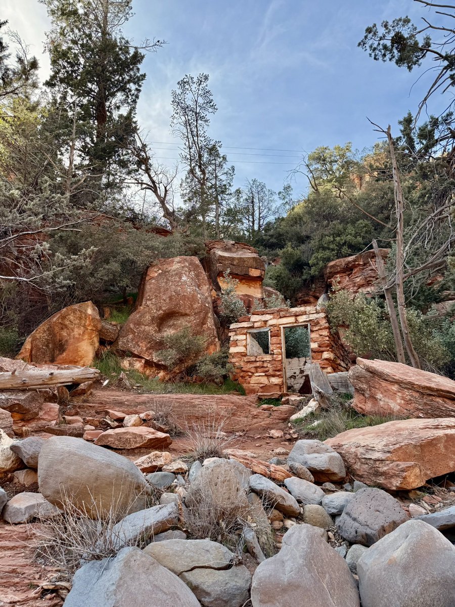 CharlotteD52769's tweet photo. Slide Roxk State Park! A natural water slide near Sedona! #sliderock #arizona #swimminghole https://t.co/kp7yFJmRtV