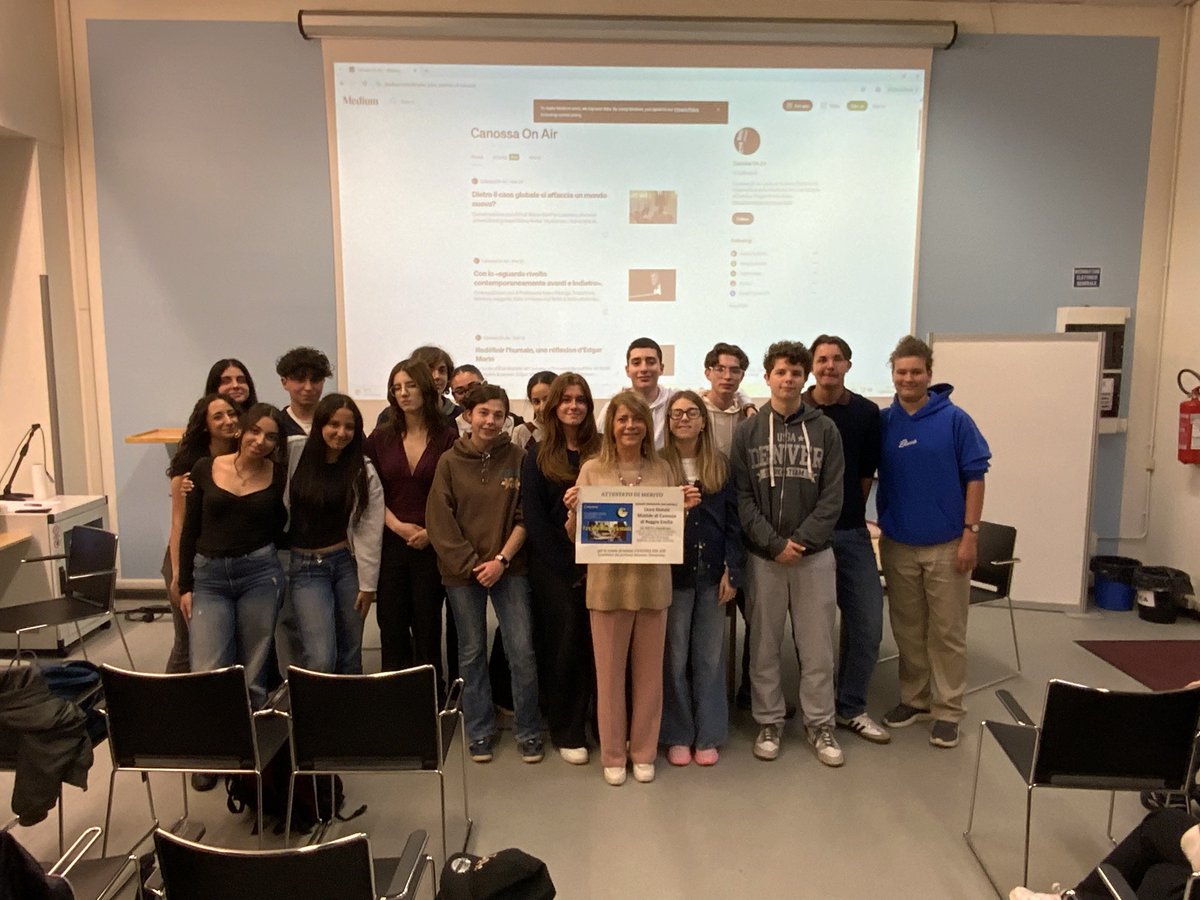 RadioLiceoMati1's tweet photo. Alla fine del seminario, la Segretaria dell’Ordine dei Giornalisti dell’Emilia-Romagna Elide Giordani ha consegnato un riconoscimento alla redazione Canossa On Air per aver partecipato al concorso “Fare informazione a scuola”. 
@ODG_CNOG @TgrRaiER https://t.co/rUzdSjU6w8