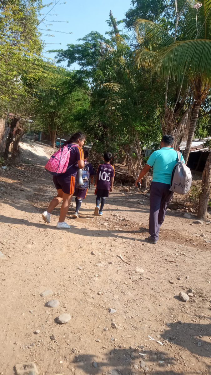 COstula's tweet photo. Confirmamos que en punto de las 9 am de este 19 de mayo de 2026, el #CJNG está atacando nuestra encargatura de la Cofradía, ya las escuelas están siendo evacuadas y la población civil se refugia en sus casas mientras que nuestra Guardia Comunal estará a cargo de la situación. https://t.co/bRwAkt4L8n